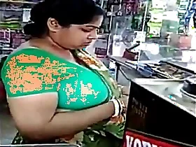 Reusachtig melk cisterns van Indiase tante
