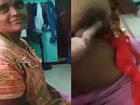 Tia Tamil de meia-idade faz sexo com o marido depois que ele acaricia seus seios grandes